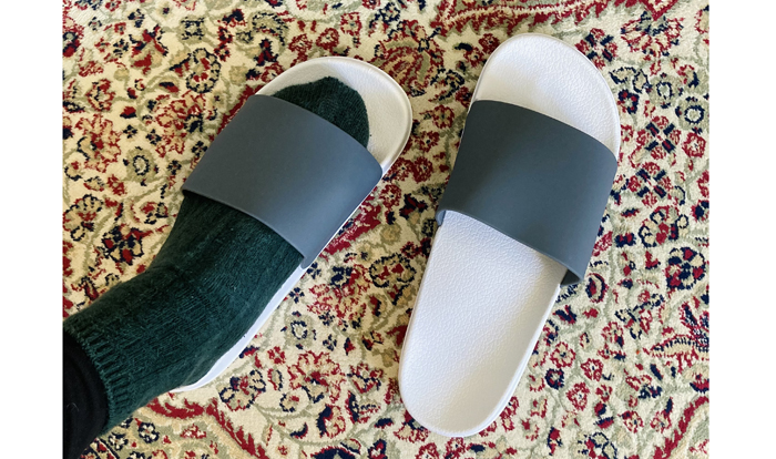 片足だけの着用にて失礼します。とっても軽く、履き心地も抜群！（C）コクハク