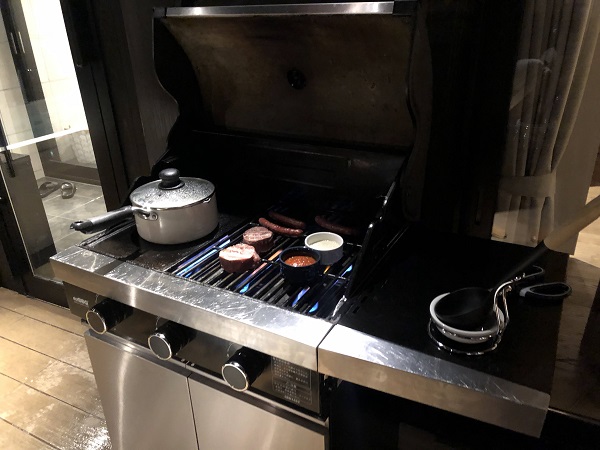 バーベキューグリルでグランピング（C）コクハク