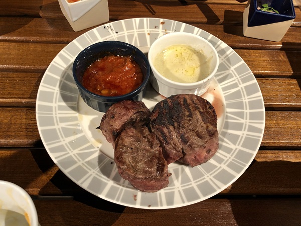 ご飯もおいしくて最高！（C）コクハク