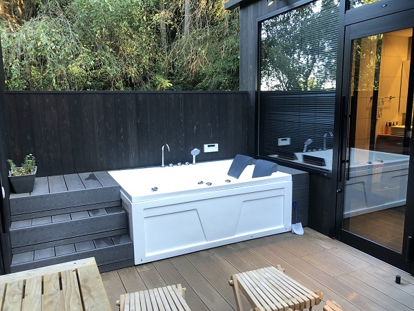 森林浴しながらサウナを独り占め（C）コクハク