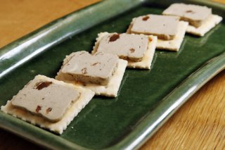 一度食べると病みつきになる！「カニ味噌レーズンバター」