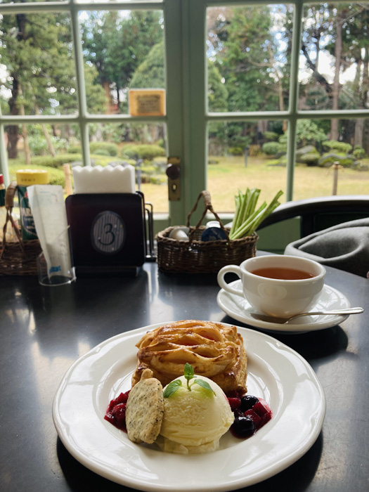 パイ生地の網目からはルビー色のコンポートがチラリ（C）コクハク