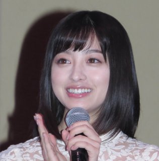 橋本環奈のうるうる天使eyeになれるかも♡ 揃えたいコスメ3選