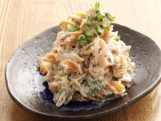 マヨ甘酢でさっぱり「マカロニサラダ」ゆかりと大葉を混ぜて