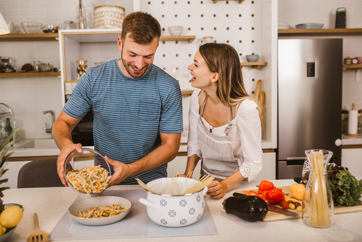 彼と一緒に料理も◎（写真:iStock）