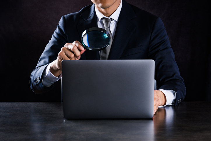 元嫁のSNSチェックは欠かせない（写真:iStock）