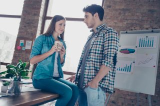 男性の顔をじっと見つめる（写真:iStock）