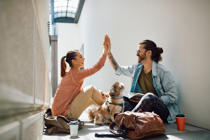 無邪気にハイタッチ♡（写真:iStock）