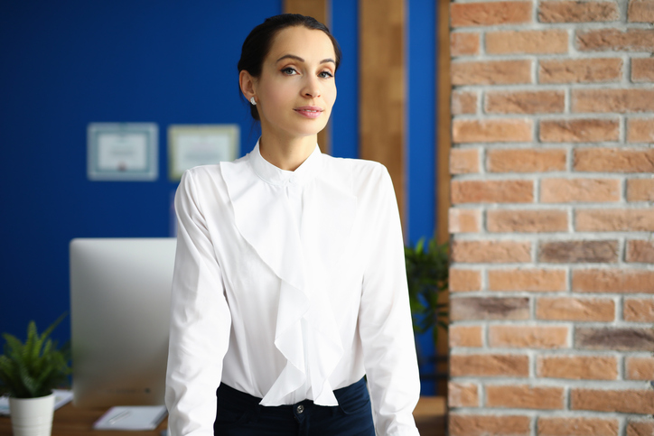 ビックカラーを大人っぽく着るには？（写真:iStock）