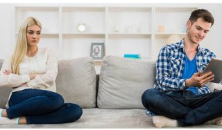 交際2年も…実家に紹介してくれない恋人に不信感を抱く女性