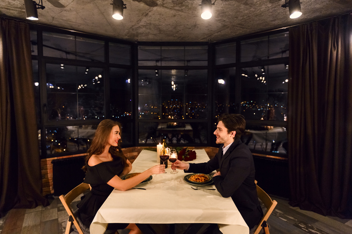 はじめての食事デート♡（写真:iStock）