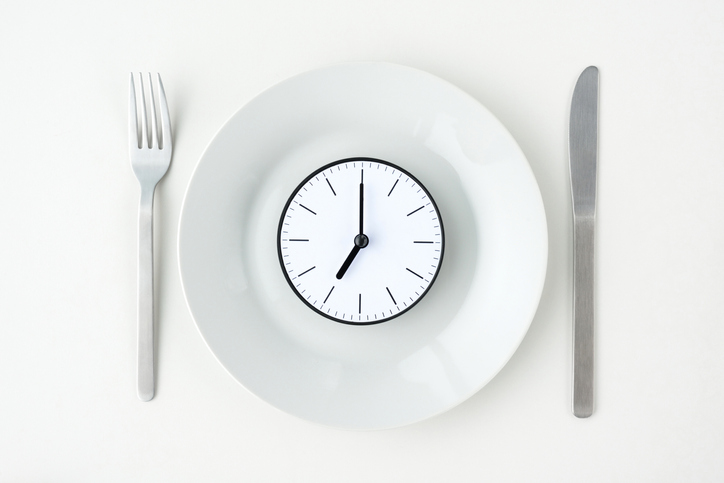 生活リズムを戻し、夕食を減らしてみて（写真:iStock）