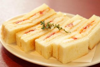 「筋子とマッシュポテトのサンドイッチ」紅白で晴れやかに