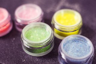 ラメパウダーでキラキラ目元をゲット（写真:iStock）