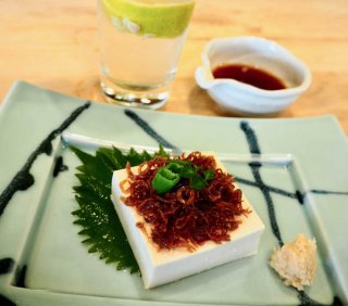 【ちりめんじゃこ山椒冷奴】たまり醤油は4、5回分けて差す