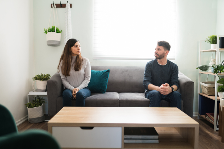 夫婦なのに言葉が通じない（写真:iStock）