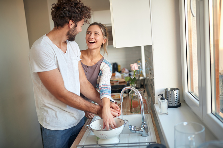 彼のおうちでお手伝い（写真:iStock）