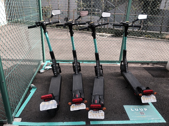 LUUP専用駐車場に並ぶ、オシャレな電動キックボードたち（C）コクハク