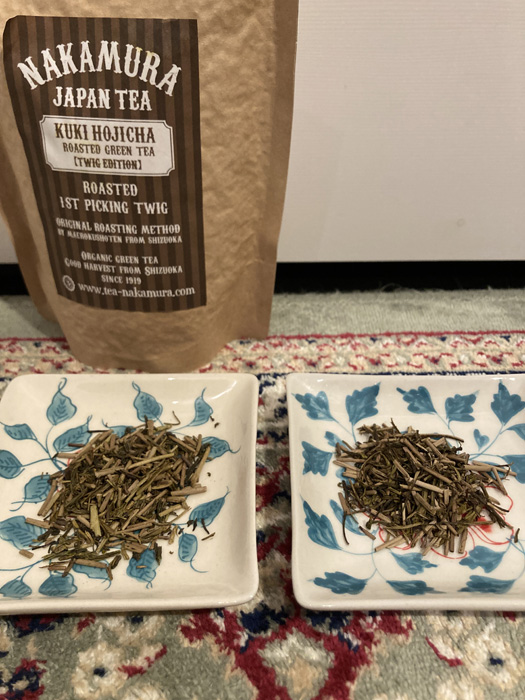 右側が出がらしで左側が袋から出し立ての茶葉。見分けがつかない…（C）コクハク