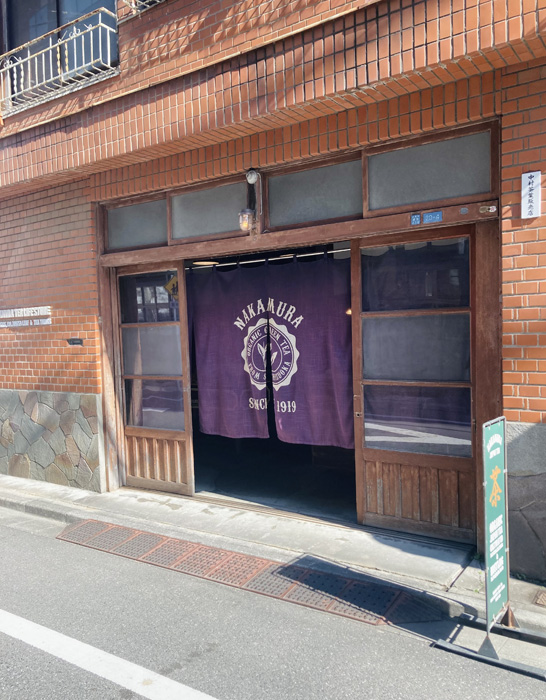 紫色の暖簾が目印（C）コクハク