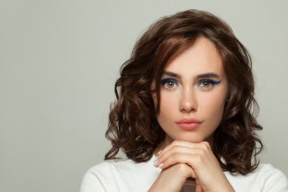 アレンジを楽しめるミディアムボブ（写真:iStock）