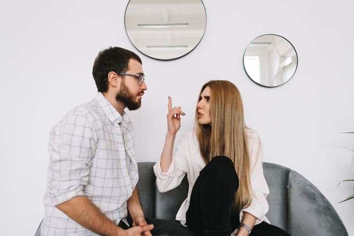 浮気したら別れる！と伝えておくのも手（写真:iStock）