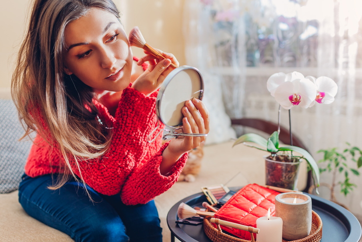 自分の年代に合ったチークを選ぼう（写真:iStock）