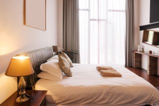 ラブホではなくシティホテルをチョイス（写真:iStock）