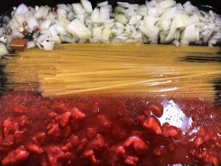 スパゲティがひたひたになるぐらい水を入れて（C）コクハク