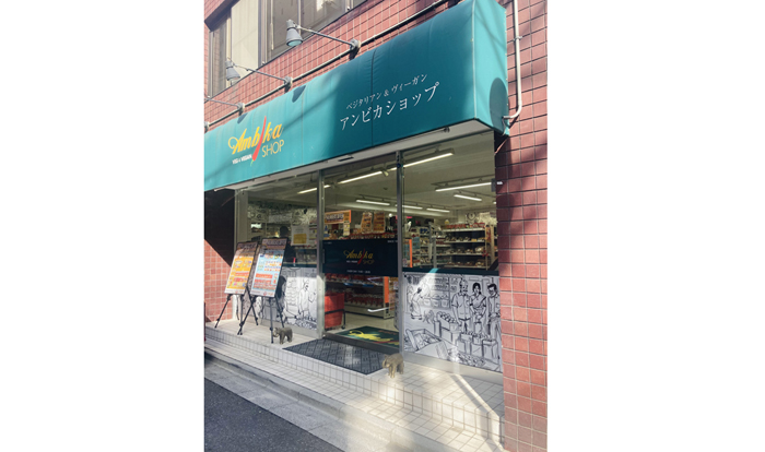 お花たちに負けないぐらい鮮やかな軒先が目印（C）コクハク