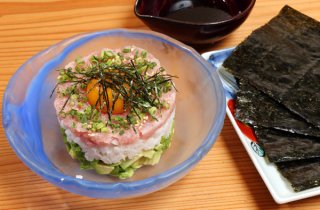 「長芋とアボカドとねぎとろの三色ユッケ」洋風のばくだん♡