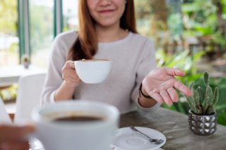 要注意！あなたの彼を誘惑する「相談女」近づく心理＆対処法