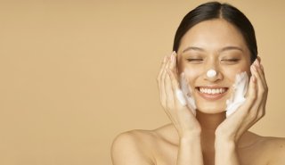 泡立てて流すだけ（写真:iStock）