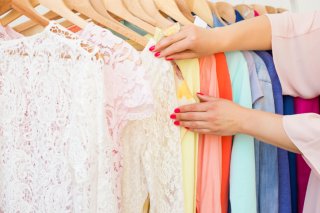 流行りの「キレイ色」多すぎ…大人だから似合うおすすめは？