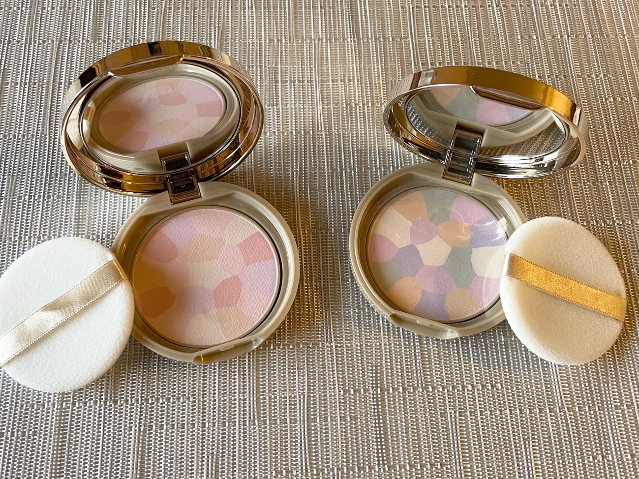 ＜「マシュマロフィニッシュパウダー ~Abloom~」 全2色 各¥1,034（税込）＞ （Ｃ）コクハク