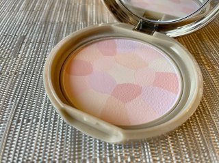 ＜「マシュマロフィニッシュパウダー ～Abloom～02 サクラチュール」＞（Ｃ）コクハク