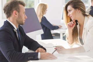 ボディタッチ常習！職場でイラつく“思わせぶりな女性”攻略法