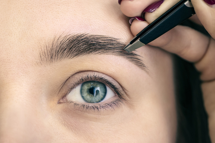 毛抜きで調整を（写真:iStock）