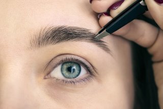 毛抜きで調整を（写真:iStock）