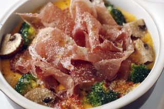 「生ハムとウフブルイエ」普通の卵でもリッチな風味の秘密は