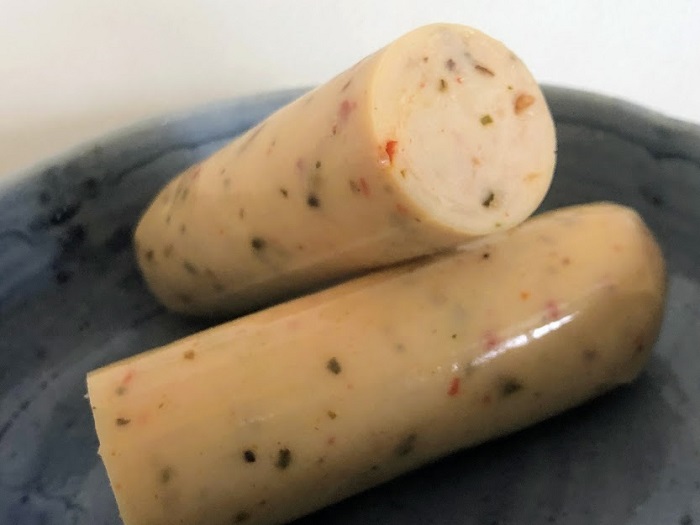 ほぼソーセージ！ ローソン「国産サラダチキンスティック　アヒージョ風味」（C）コクハク