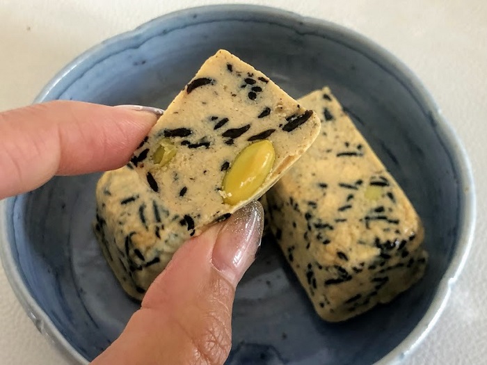 見て！ 枝豆が入ってるー（C）コクハク