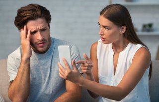 「スマホが壊れた」って何？浮気常習男の言い訳を論破する！