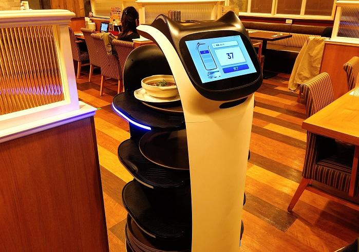 筆者のテーブルに到着（C）コクハク