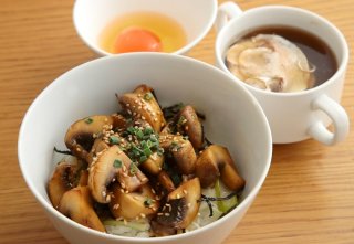 「キノコ入りTKGと味噌汁」食感とコク、最強の卵かけご飯！
