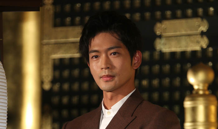 スーツ姿素敵です（C）日刊ゲンダイ