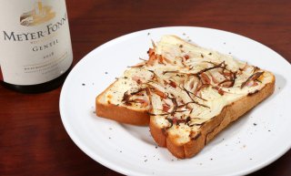 「タルトフランベ風トースト」塗って焼くだけ！朝ごはんにも