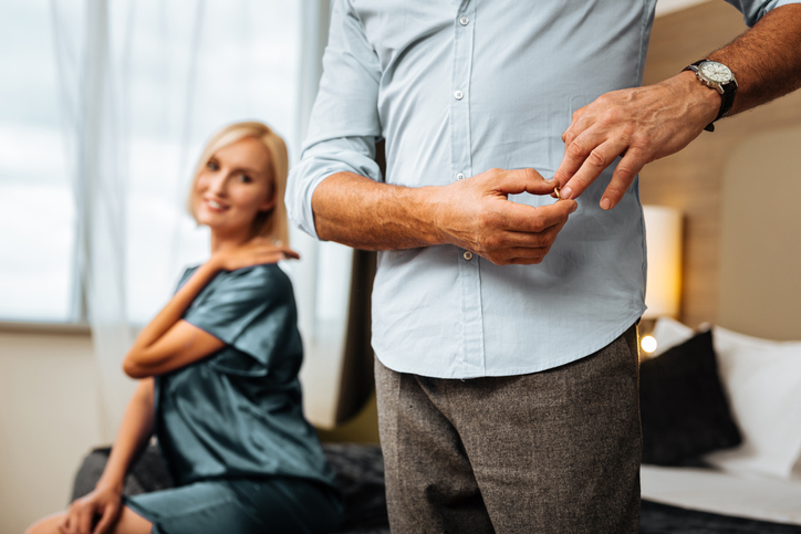 連休明けに不倫危機急増のナゼ（写真:iStock）