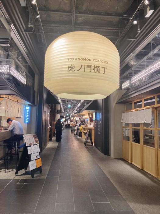 平日ランチタイム、ビジネスパーソンで賑わっていました（C）日刊ゲンダイ