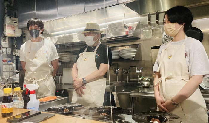 トレードマークのハットをかぶったマッキー牧元さん（写真中央）と、奥野シェフ（左）／（C）日刊ゲンダイ